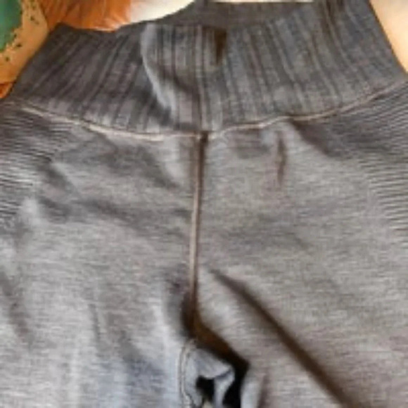 Athleta Halasana Seamless 7/8 Tights - Picture 5 of 7